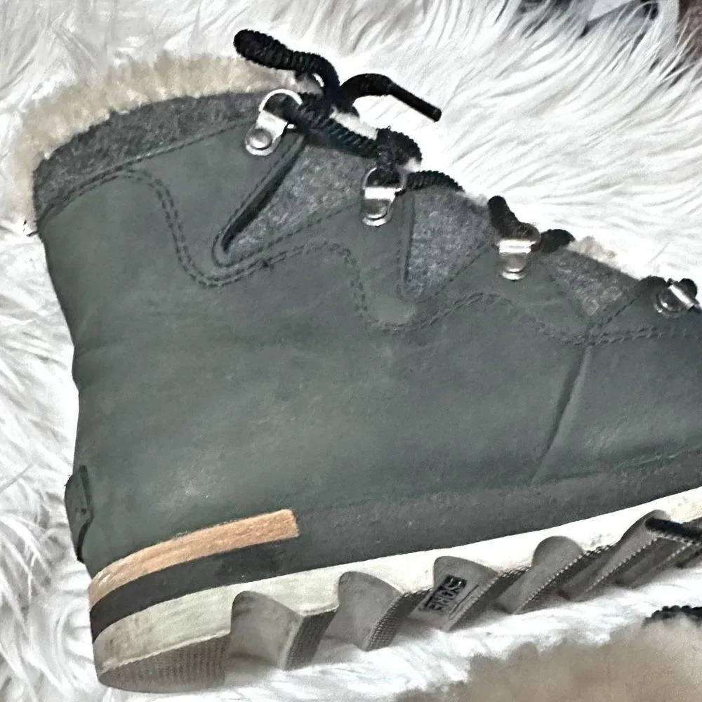 SOREL | Sneakchic Alpine Holiday Boot Black/Dark Stone Shearling | Size 8 - Picture 6 of 8